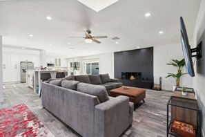 Smart TV, fireplace - Petey's Paradise in the Heart of Scottsdale (Scottsdale)