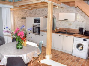 Fridge, microwave, oven, dishwasher - Charming Cottage in Orchard with Modern Amenities & Scenic Views (Joué-lès-Tours)