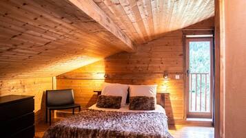 5 bedrooms, desk, WiFi, bed sheets