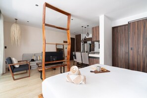 2 slaapkamers, een bureau, een strijkplank/strijkijzer, reisbedje