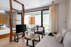 2 soverom, skrivebord, strykejern/-brett og reiseseng for barn