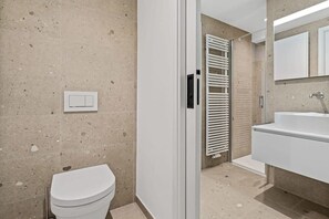 Dusche, Haartrockner, Handtücher, Shampoo