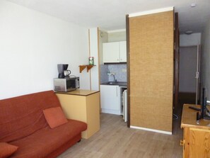 TV - Cozy Studio for 4 near Slopes with Free Parking, Ski Locker, Microwave/Grill (Arette)