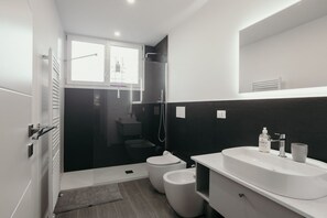 Chuveiro, bidê, toalhas de banho 