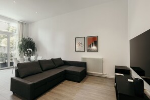 TV - GuestHost - Studio 1 is the best you could wish for in Bologna, a comfortable and beautiful home. It's a spacious, renovated and stylishly furnished two-room apartment, bright and airy, perfect for a couple or four friends. It's close to the highway and  (Bologna)