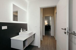 Dusche, Bidet, Handtücher