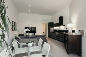 Interior - GuestHost - Studio 1 is the best you could wish for in Bologna, a comfortable and beautiful home. It's a spacious, renovated and stylishly furnished two-room apartment, bright and airy, perfect for a couple or four friends. It's close to the highway and  (Bologna)