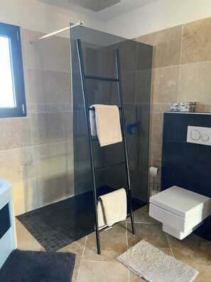 Chuveiro, banheira de hidromassagem, secador de cabelo, toalhas de banho