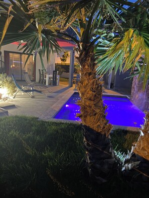 Pool - Maison Agréable, Piscine Chauffée, Jacuzzi, 20 Minutes de la Mer (Aigues-Vives)