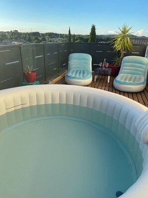 Terrace/patio - Maison Agréable, Piscine Chauffée, Jacuzzi, 20 Minutes de la Mer (Aigues-Vives)