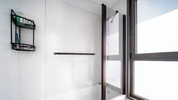 Apartament | Bany | Dutxa, articles de tocador gratuïts, assecador de cabells i tovalloles