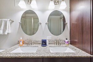 Articles de toilette gratuits, sĂšche-cheveux, serviettes fournies, savon