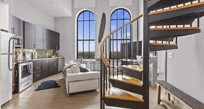 2BR Luxury Apartment Rooftop Pool & Gym