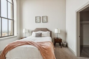 2 habitaciones, tabla de planchar con plancha y cuna de viaje