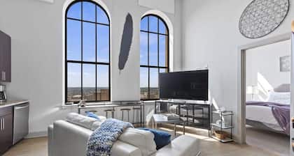 2BR Luxury Apartment Rooftop Pool & Gym
