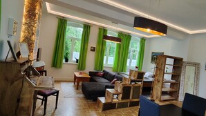 Una sala de estar moderna con un sofá, una mesa de centro de madera y una estantería.