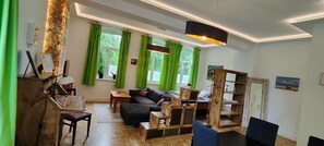 Smart TV, fireplace, books - Modern apartment with fireplace, e-charging station and free parking space (Schwerin)