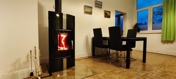 Dining - Modern apartment with fireplace, e-charging station and free parking space (Schwerin)