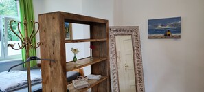 1 bedroom, desk, travel crib, free WiFi - Modern apartment with fireplace, e-charging station and free parking space (Schwerin)