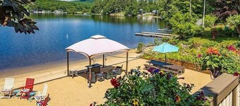 Luxury Lakehouse with Large Private Beach, Hottub, Tiki Bar, 100’ Covered Deck, and Dock