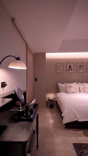 Premium Double Room, 1 King Bed, Bathtub, City View | Premium bedding, down comforters, free minibar, free WiFi