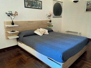 2 عدّة غرف نوم ومكواة/لوح كي وواي فاي وملاءات أسرّة