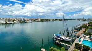 Un port de plaisance avec des bateaux amarrés, une piscine et une vue sur les gratte-ciel de la ville.
