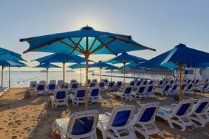 Private beach, sun loungers, beach umbrellas, beach towels - Naama Bay Suites & Spa (Sharm El Sheikh)