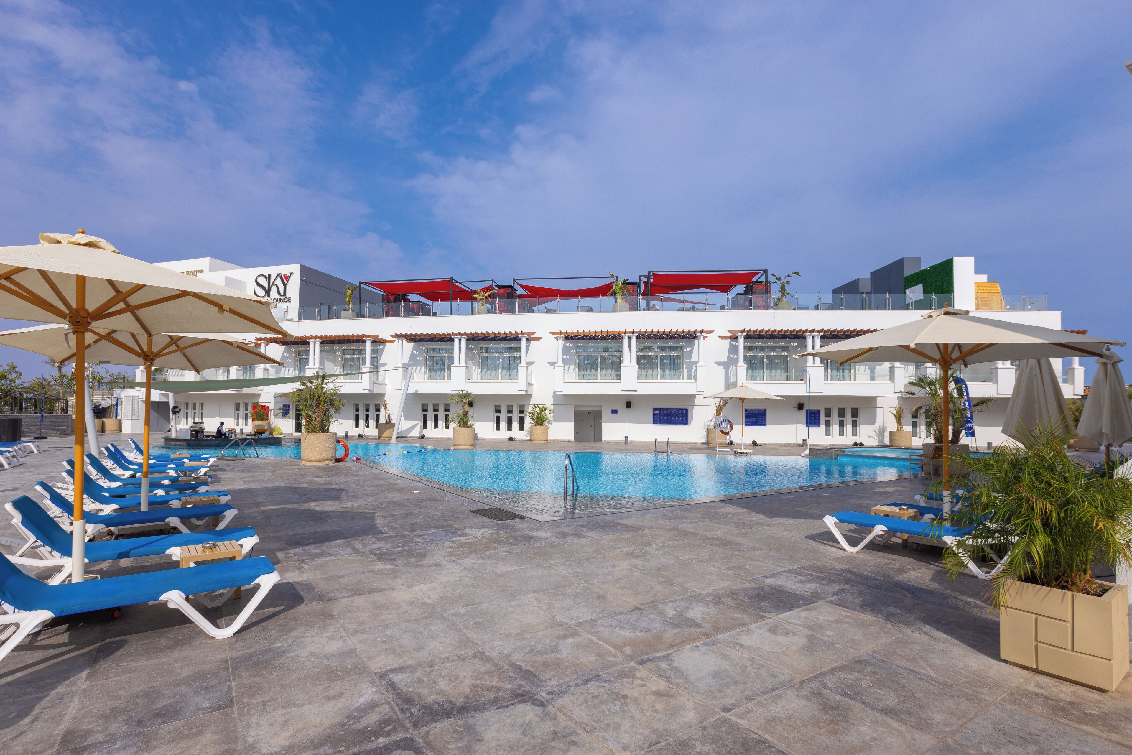 Deluxe-dobbeltværelse - 1 kingsize-seng - udsigt til pool | Gratis minibar, pengeskab på værelset, skrivebord, mørklægningsgardiner