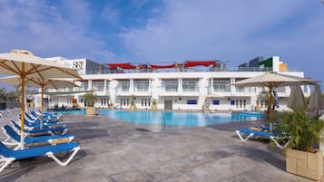 Deluxe-dobbeltværelse - 1 kingsize-seng - udsigt til pool | Gratis minibar, pengeskab på værelset, skrivebord, mørklægningsgardiner