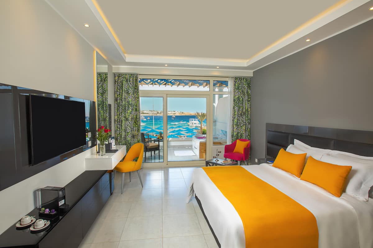 Deluxe Double Room, 1 King Bed, Beach View | 1 bedroom, free minibar, in-room safe, desk