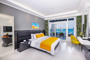 Suite junior, 1 cama King size, vista a la playa | Artículos del minibar gratis y caja de seguridad en la habitación 