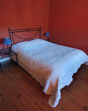 2 bedrooms, iron/ironing board, travel cot, WiFi