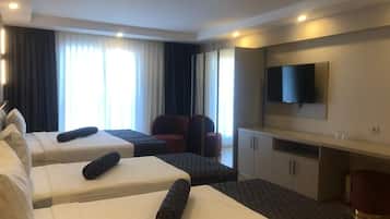 Family Room | Premium bedding, minibar, in-room safe, desk
