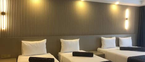 Perhehuone | Ylelliset vuodevaatteet, minibaari, tallelokero huoneessa, työpöytä