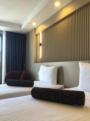 城市客房 | 高档床上用品、迷你吧、客房内保险箱、办公桌