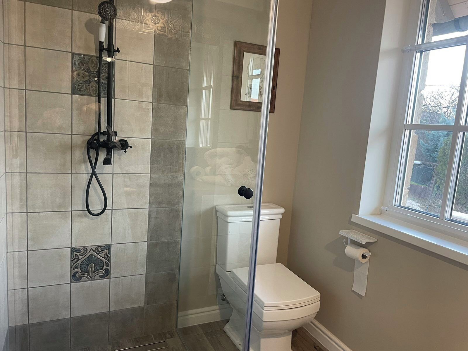 Douche, sèche-cheveux, serviettes fournies, savon