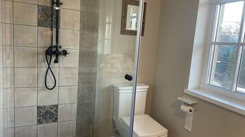 Douche, sèche-cheveux, serviettes fournies, savon