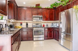 ثلاجة، ميكروويف، فرن، موقد طهي مسطح