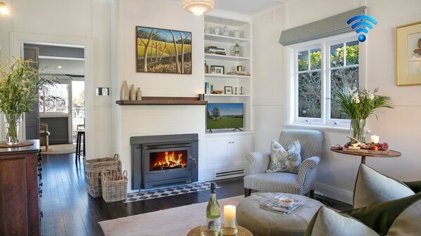 Una Smart TV, una chimenea