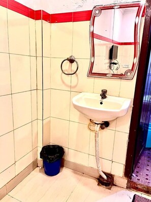 Comfort Double Room | Bathroom | Free toiletries