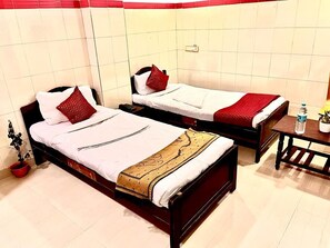 Comfort Double Room | 1 bedroom, in-room safe, iron/ironing board, free WiFi