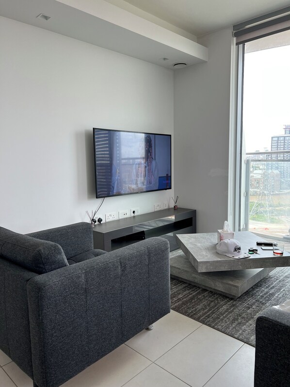 Apartment, 2 Queen Beds | Living area