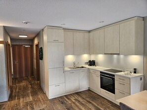 Kühlschrank, Ofen, Herdplatte, Geschirrspüler