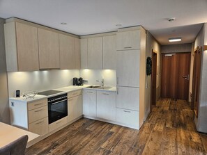 Kühlschrank, Ofen, Herdplatte, Geschirrspüler