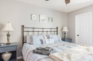 2 habitaciones, escritorio y tabla de planchar con plancha 