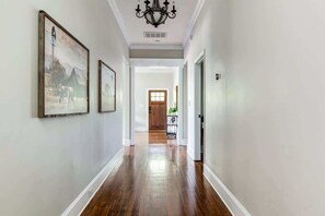 المنشأة من الداخل