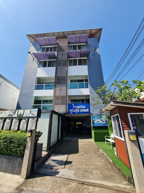 Front of property - Poonsuk Place Hotel (Bangkok)