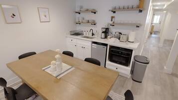 Kylskåp, mikrovågsugn, kaffe- och tebryggare och brödrost