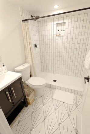 Douche, sĂšche-cheveux, serviettes fournies